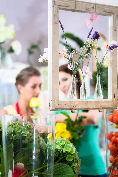 Квіткова жінка і клієнт в квітковому магазині — стокове фото