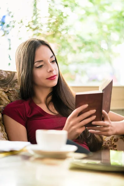 Relajada joven atractiva disfrutando de un libro — Foto de Stock