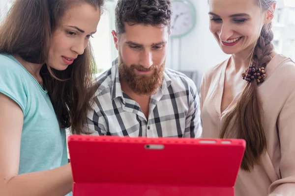 Zuverlässige digitale Nomaden, die ihrem Kollegen bei der Fernarbeit helfen — Stockfoto