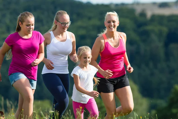 Madre e hijos corriendo por un mejor estado físico en verano — Foto de Stock