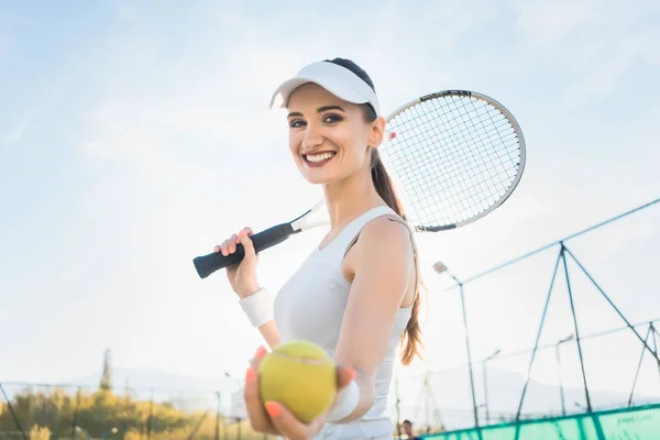 Vrouw gaat over het spelen van Tennis — Stockfoto
