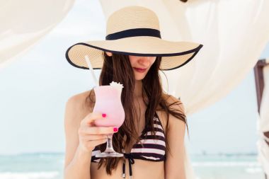 Bir kokteyl içme beach tatil seksi kadın 