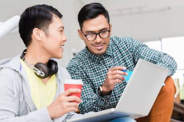 Onun iş arkadaşı iş bilgilerine açıklayan tecrübeli çalışan