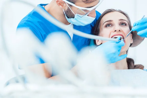 Młoda kobieta podczas bezbolesne leczenie doustne w nowoczesne gabinety dentystyczne — Zdjęcie stockowe