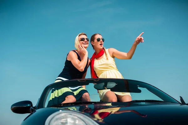 コンバーチブル車で夏の旅行を持っている女性 — ストック写真