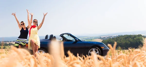 Vrouwen met joyride in converteerbare auto rust — Stockfoto