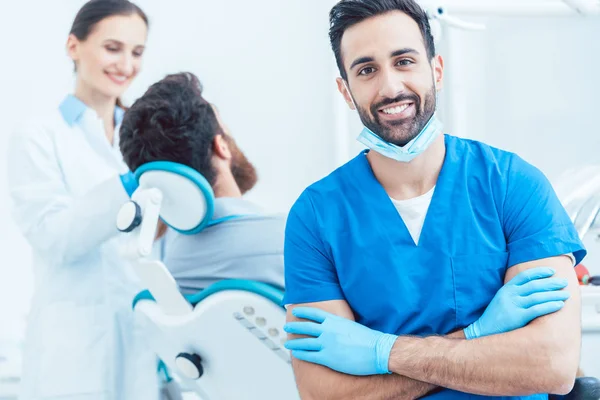 Retrato de un cirujano dental confiado en un consultorio dental moderno —  Fotos de Stock