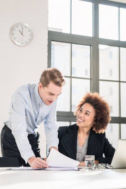 İstatistikleri kontrol ve sonuçları açıklayan Danışmanı