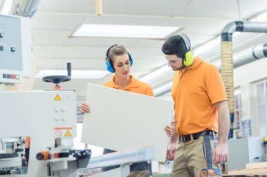 Mobilya fabrikası teftiş yapan parça qa marangoz