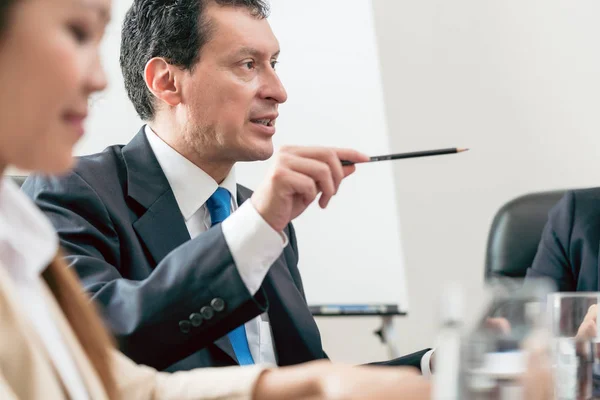 Deskundige zakenman zijn visie delen tijdens een besluitvormende vergadering — Stockfoto