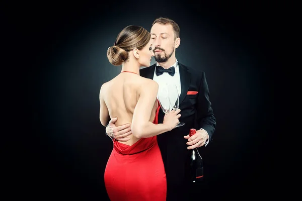 恋抱き合ってイブニング ドレスのエレガントなカップル — ストック写真