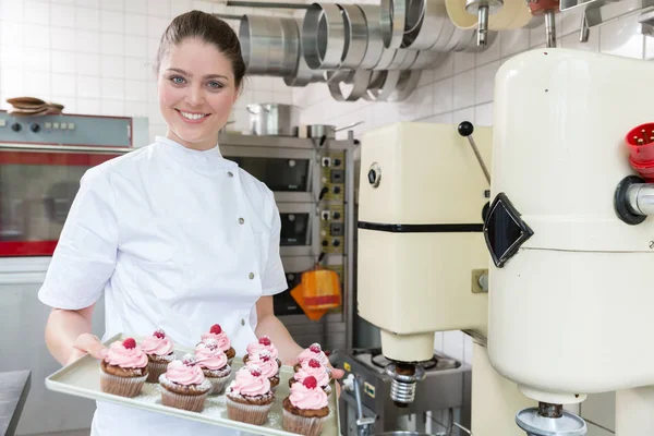 Confiseur fier montrant des muffins qu'elle a cuits — Photo