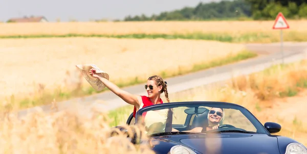 Amis ayant joyride d'été en voiture convertible — Photo