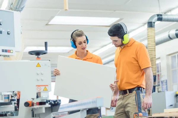 Falegname nel pezzo di ispezione della fabbrica di mobili in QA — Foto Stock