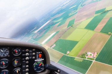 Tablosu içinde uçan uçağın seyir aletleri 