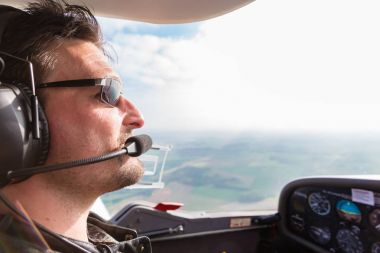 Spor Pilot güvenle onun uçağı
