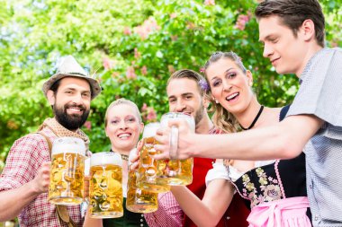 Mutlu arkadaş bira ile kestane kızartma altında duran