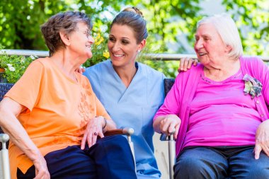 Geriatrik hemşire üst düzey kadın sohbet emeklilik ev sahip