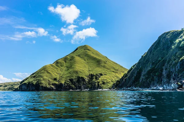 Idylliczne Seascape Indonezji Formacji Skalnych Wyspy Padar Odzwierciedlone Rippled Powierzchni — Zdjęcie stockowe