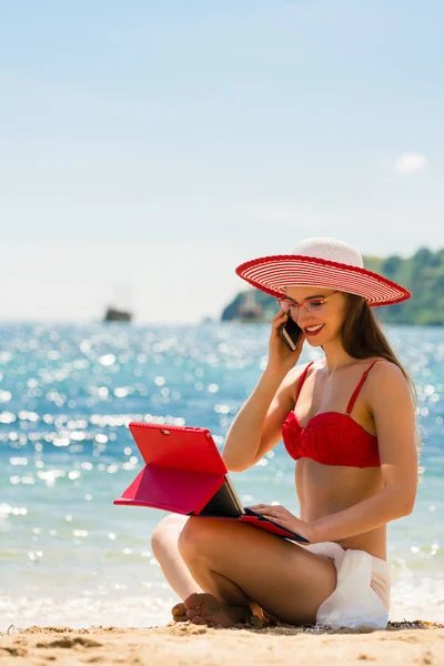 Modische Junge Frau Telefoniert Mit Einem Tablet Strand Einem Sonnigen — Stockfoto