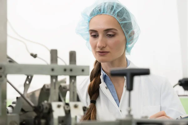 Retrato Una Inspectora Calidad Femenina Sonriendo Mirando Cámara Mientras Sostiene — Foto de Stock