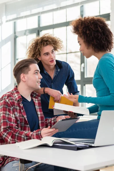 Tres Estudiantes Involucrados Compartiendo Ideas Opiniones Sobre Diferentes Temas Nueva —  Fotos de Stock