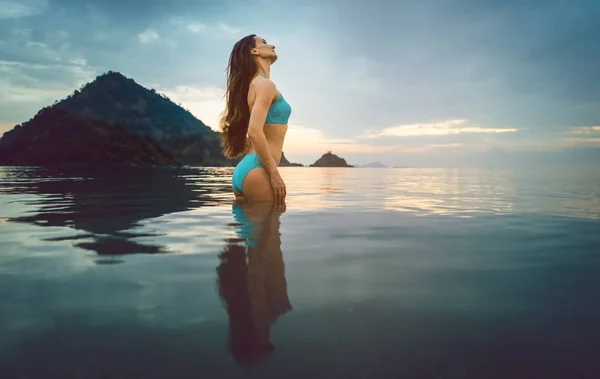 オーシャン ビーチ サンセットの熱帯休暇の女性 — ストック写真