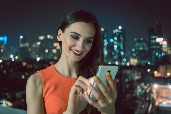 Kentsel Ayarı Gülümseyen Sosyal Medya Telefonu Kullanan Kadın — Stok fotoğraf