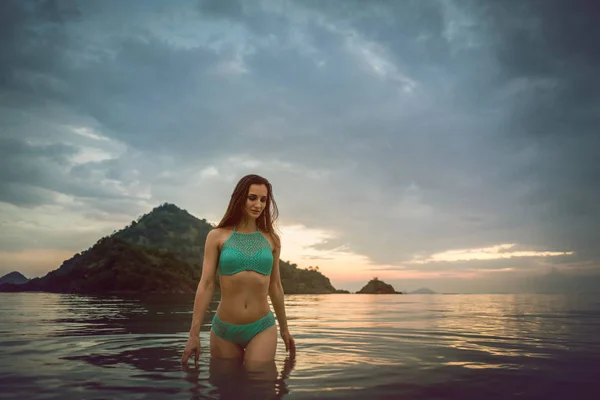Frau Badet Bei Sonnenuntergang Ihrem Strandurlaub Tropischen Meer — Stockfoto