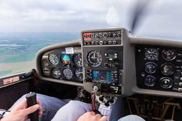 Piloto Que Vuela Avión Deportivo Privado Usando Palanca Dirección — Foto de Stock