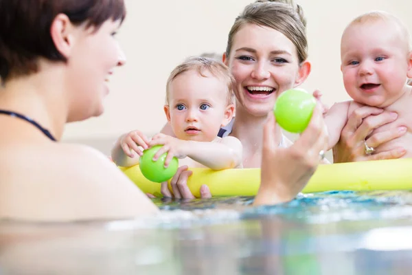 Mums Being Happy Baby Kids Playing Each Other Water — Stock Photo, Image