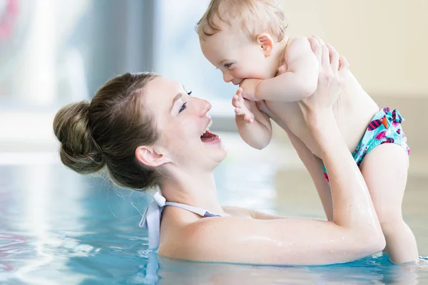 Happy Mother Her Newborn Child Infant Swimming Class — Stock Photo, Image