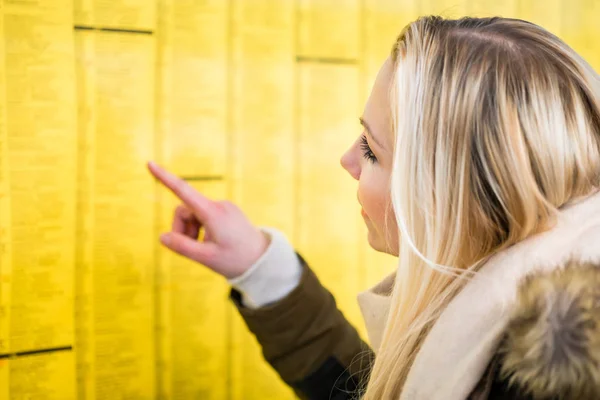 Mujer Leyendo Tabla Tiempo Estación Tren Fijada Tablero —  Fotos de Stock