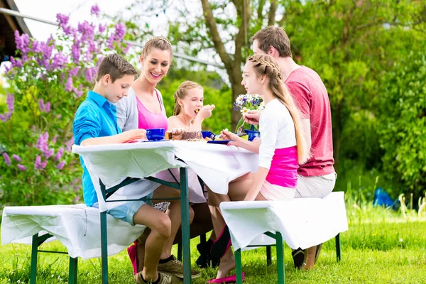 Família Tomando Café Bolo Jardim Frente Sua Casa Uma Mesa — Fotografia de Stock