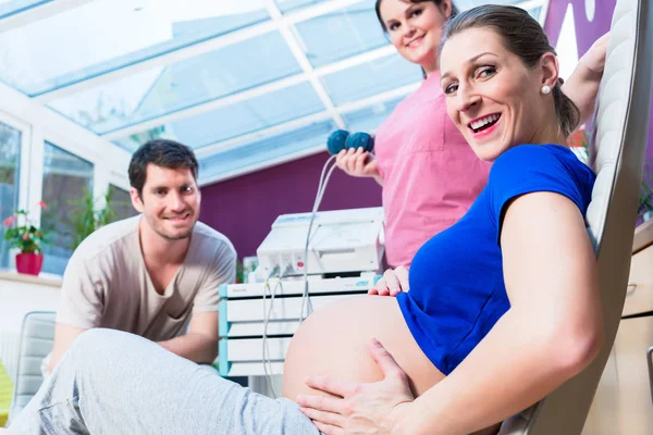 Ευτυχισμένη Γυναίκα Έγκυος Έχοντας Ctg Στην Γυναικολογική Κλινική — Φωτογραφία Αρχείου