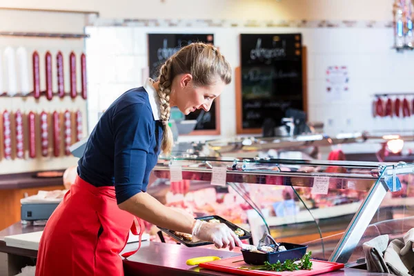 Kasap Kadın Kesme Parça Kaburga Bıçağıyla Onu Dükkanda — Stok fotoğraf