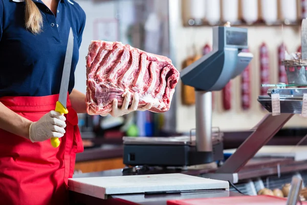 Carnicera Cortando Trozo Carne Costilla Tienda Con Cuchillo — Foto de Stock