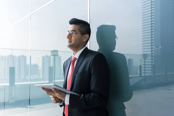 Empresario Indio Analizando Informe Financiero Sobre Una Tableta Interior Oficina — Foto de Stock