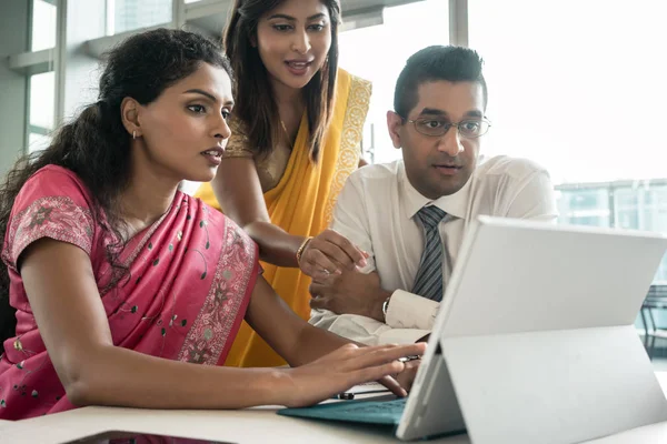 Tres Empleados Indios Creativos Trabajando Juntos Alrededor Una Computadora Portátil —  Fotos de Stock