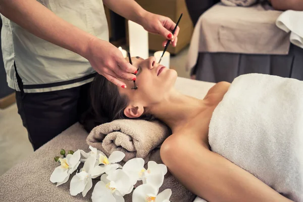 Relajada Mujer Acostada Cama Masaje Durante Tratamiento Facial Spa Asiático — Foto de Stock