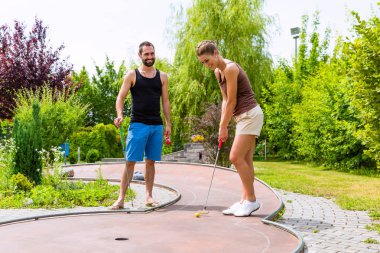 Minyatür golf açık havada birlikte oynayan Çift