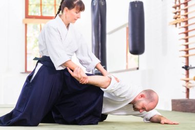 Erkek ve kadın Aikido dövüş sanatları okulda kavga