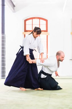 Erkek ve kadın Aikido dövüş sanatları okulda kavga