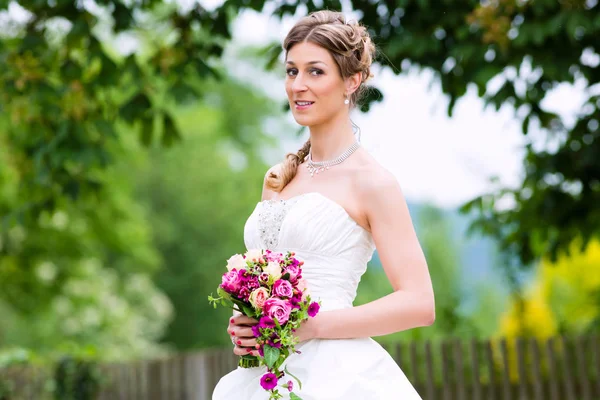 Novia en vestido de novia con ramo de novia — Foto de Stock