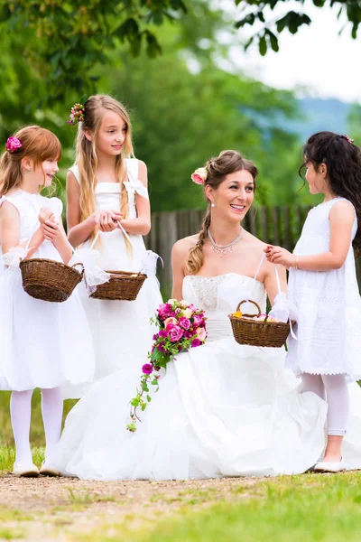 Sposa in abito da sposa con damigelle — Foto Stock