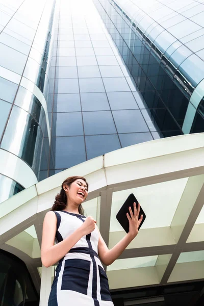 Asiática mujer de negocios trabajando fuera en tableta PC —  Fotos de Stock