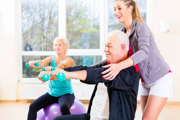 Fisioterapeuta entrenando a personas mayores — Foto de Stock