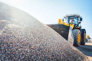 Toprak işleri devam inşaat sitesinde