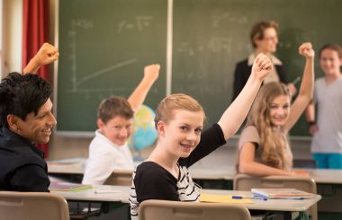 Süre matematik dersine yazı tahtası önünde duran ve öğrenciler okulda öğretim öğretmen