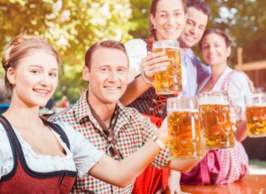 Arkadaşlar Tracht, Dirndl ve şortlarla giyiyor ve taze bira, bira Bahçe, Bavyera, Almanya.